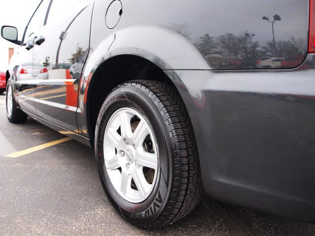 Chrysler Town and Country 2012 photo 2