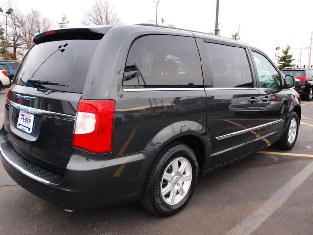 Chrysler Town and Country 2012 photo 3