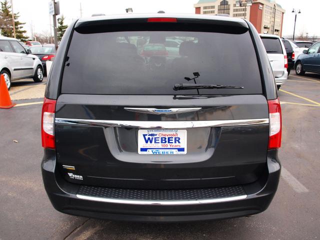 Chrysler Town and Country 2012 photo 4