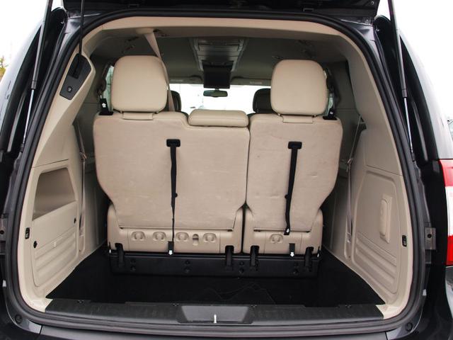 Chrysler Town and Country 2012 photo 5