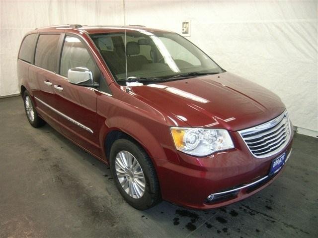 Chrysler Town and Country 2012 photo 1