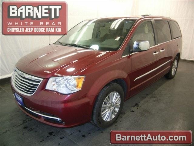 Chrysler Town and Country 2012 photo 2