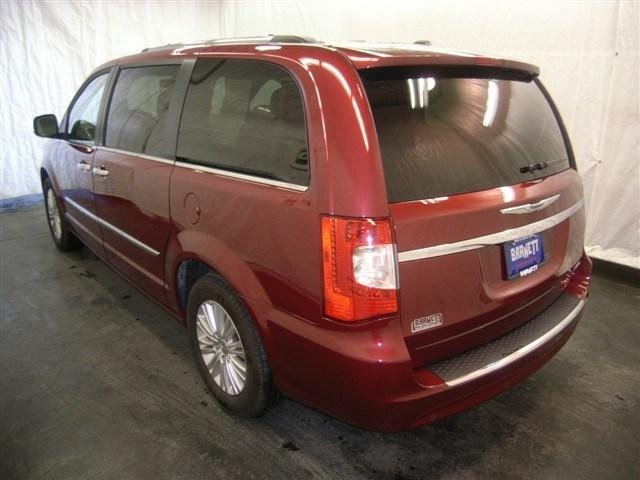 Chrysler Town and Country 2012 photo 3