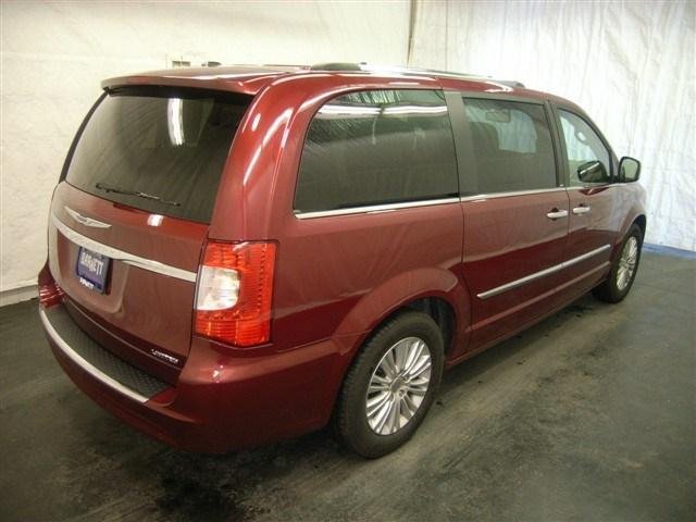 Chrysler Town and Country 2012 photo 4