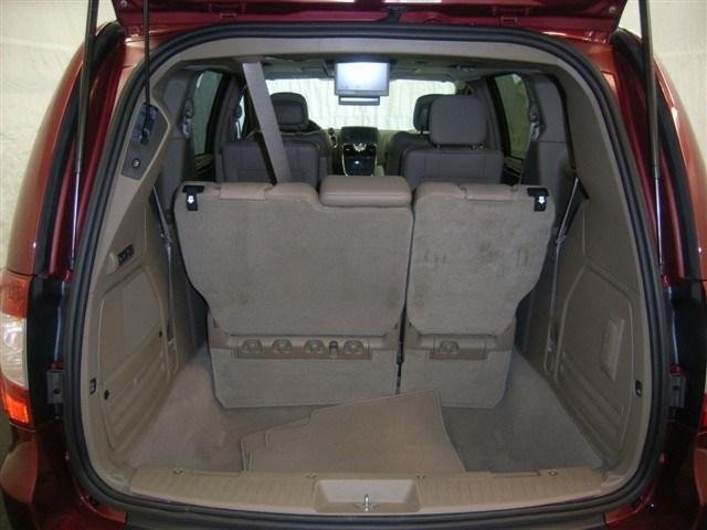 Chrysler Town and Country 2012 photo 5
