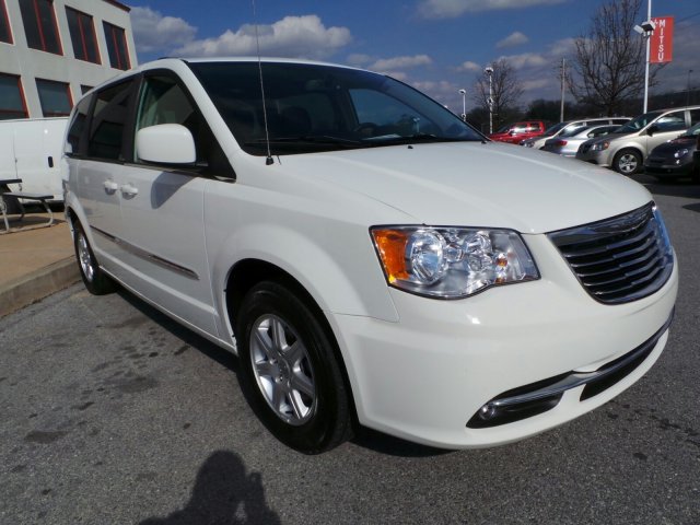 Chrysler Town and Country 2012 photo 1