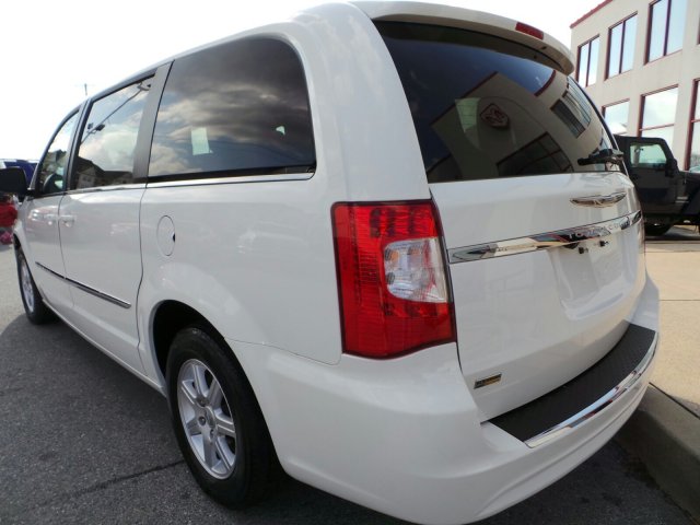 Chrysler Town and Country 2012 photo 3