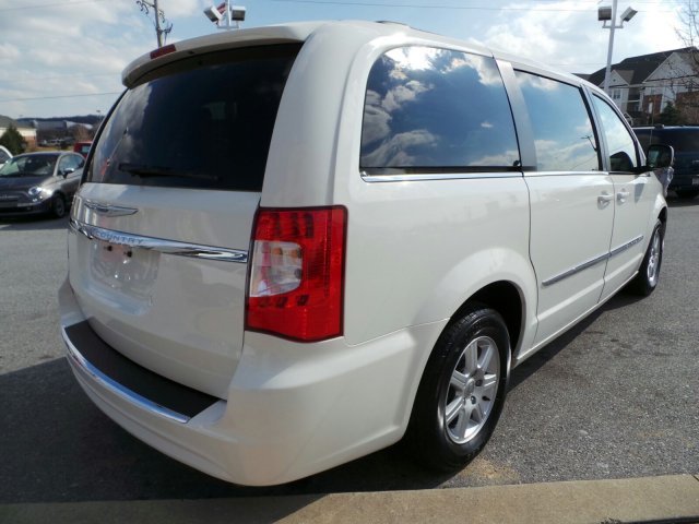 Chrysler Town and Country 2012 photo 4