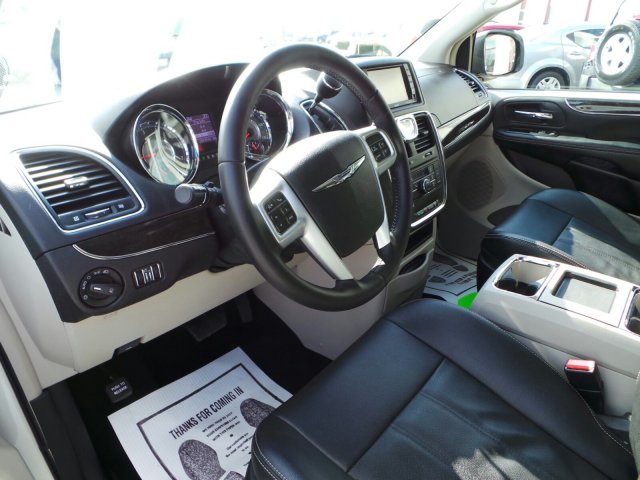 Chrysler Town and Country 2012 photo 5