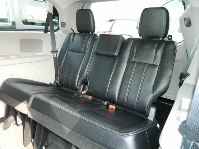 Chrysler Town and Country 2012 photo 5