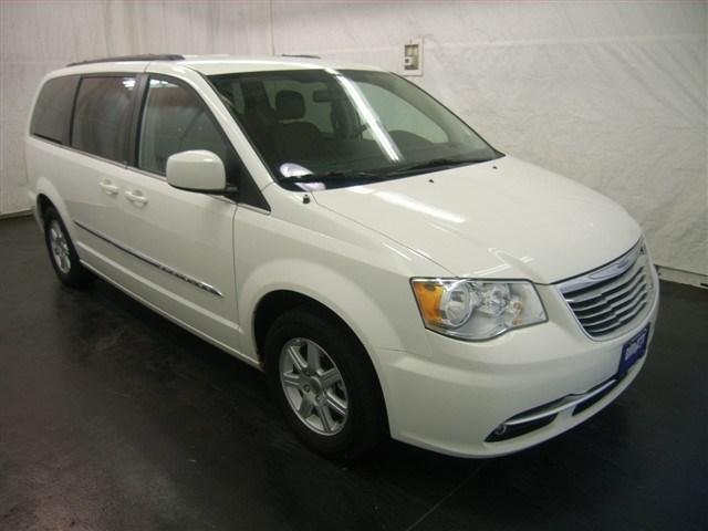 Chrysler Town and Country 2012 photo 2