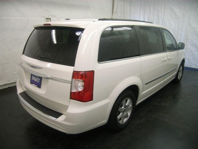 Chrysler Town and Country 2012 photo 3