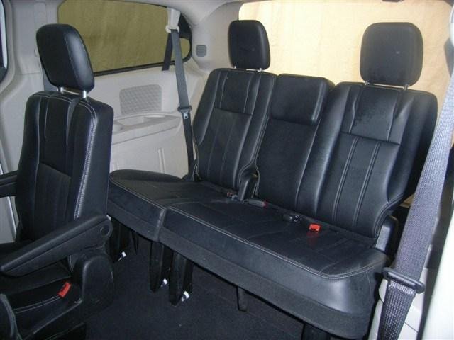 Chrysler Town and Country 2012 photo 5