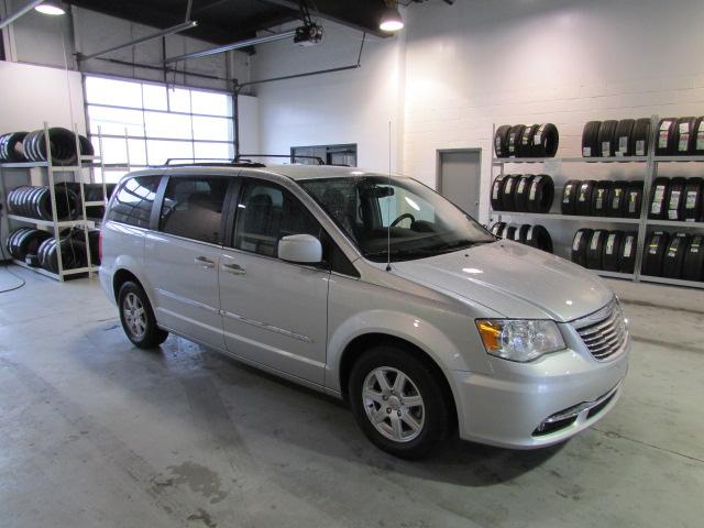 Chrysler Town and Country 2012 photo 2