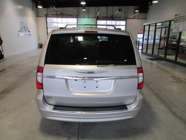 Chrysler Town and Country 2012 photo 3