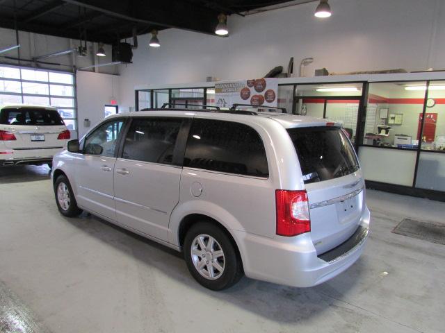 Chrysler Town and Country 2012 photo 4