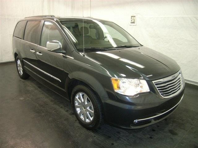 Chrysler Town and Country 2012 photo 1