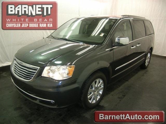 Chrysler Town and Country 2012 photo 2