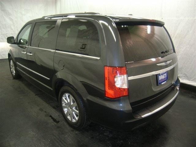 Chrysler Town and Country 2012 photo 3
