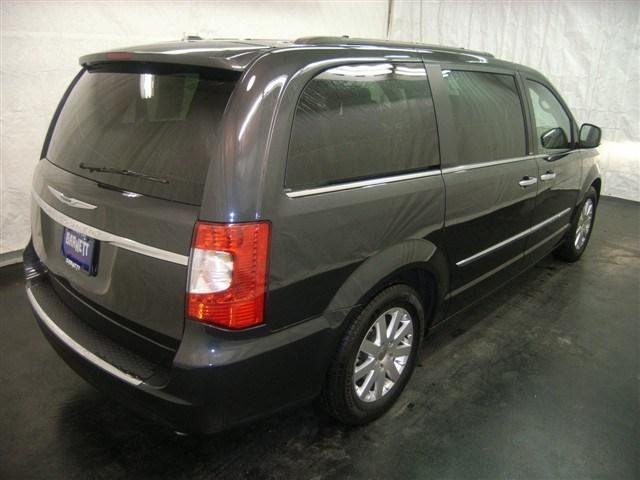 Chrysler Town and Country 2012 photo 4