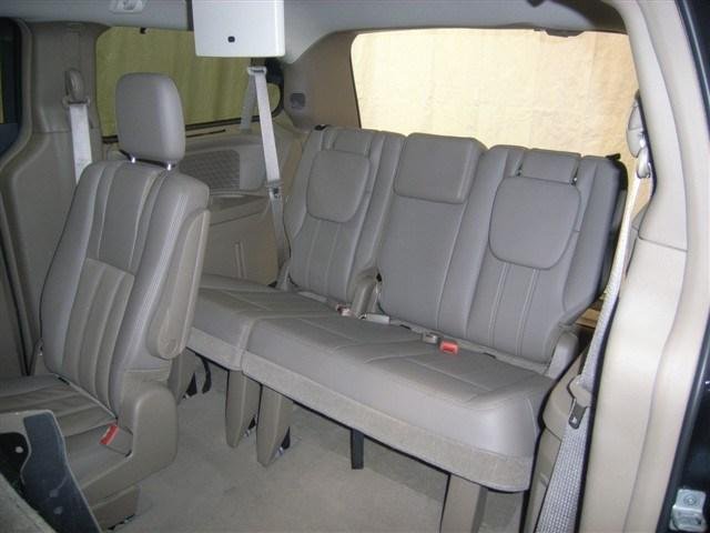 Chrysler Town and Country 2012 photo 5