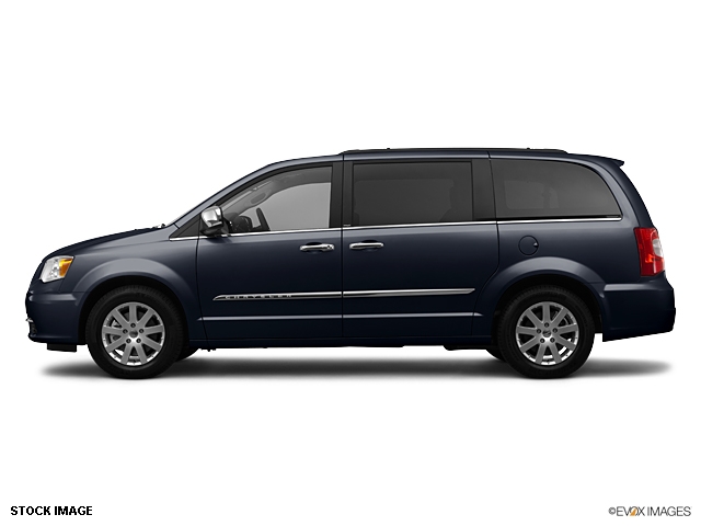 Chrysler Town and Country 2012 photo 3
