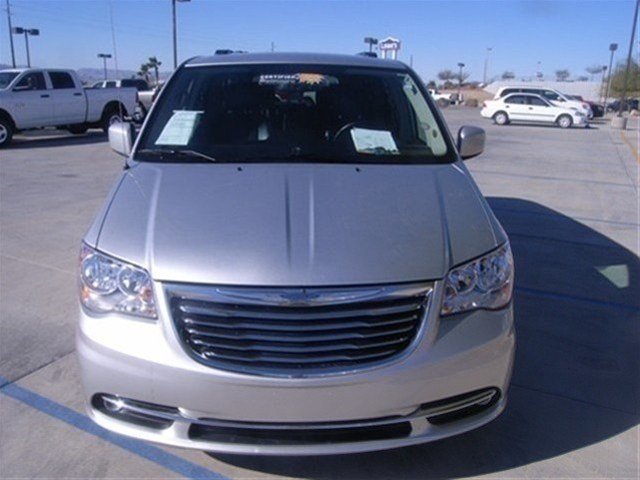 Chrysler Town and Country 2012 photo 1