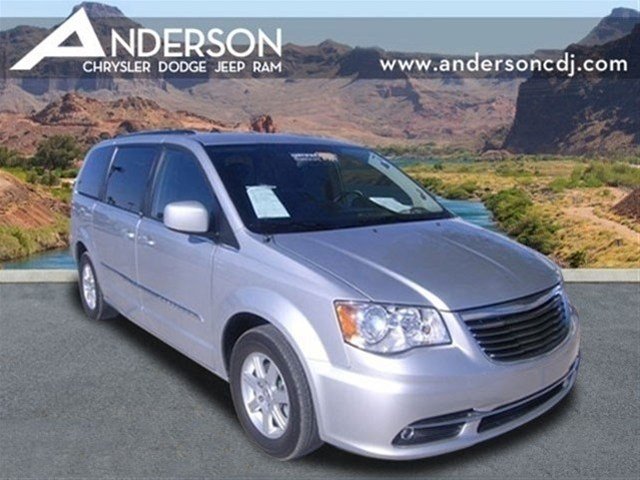 Chrysler Town and Country 2012 photo 2