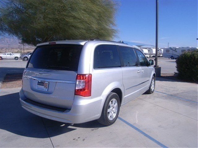 Chrysler Town and Country 2012 photo 4