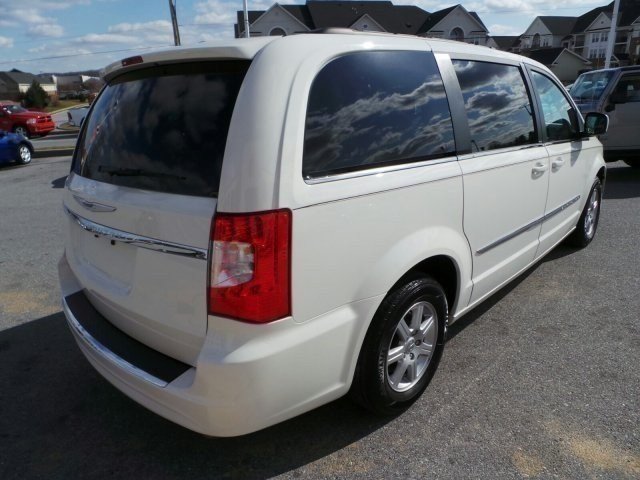 Chrysler Town and Country 2012 photo 2