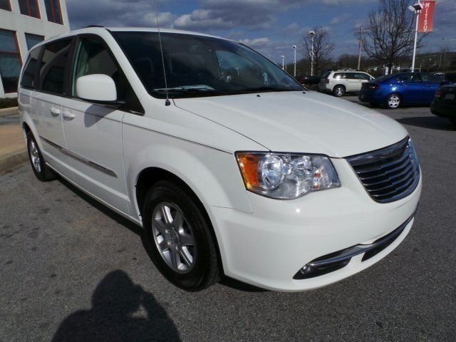 Chrysler Town and Country 2012 photo 3