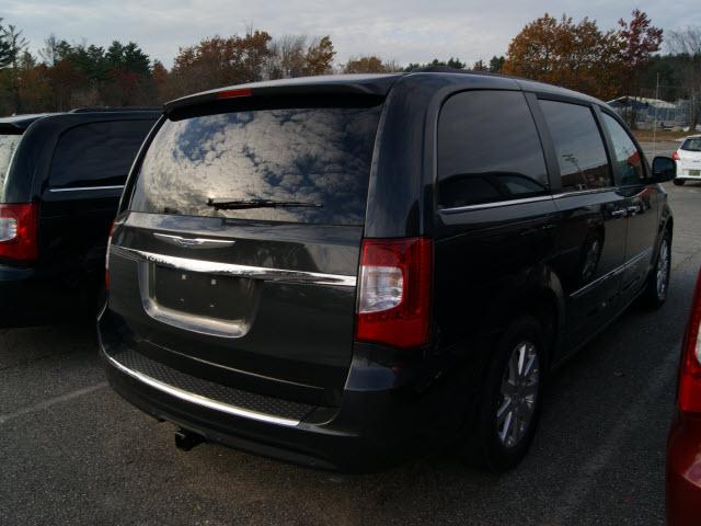 Chrysler Town and Country 2012 photo 1