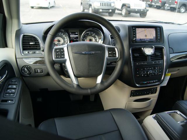 Chrysler Town and Country 2012 photo 2