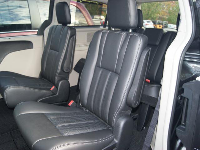 Chrysler Town and Country 2012 photo 4