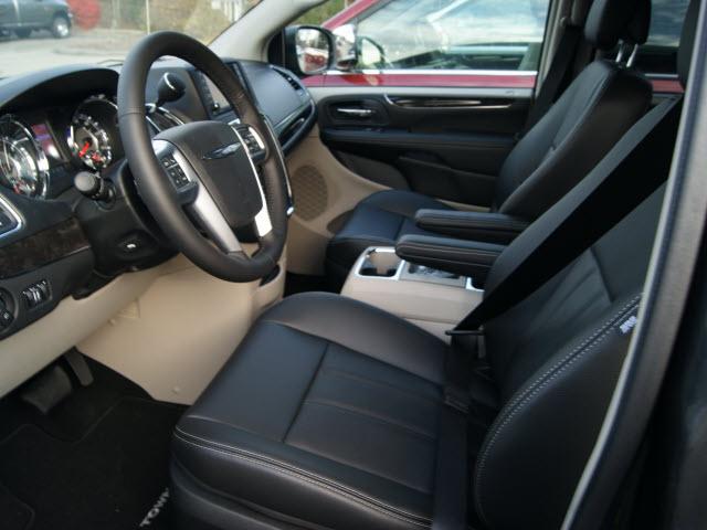 Chrysler Town and Country 2012 photo 5
