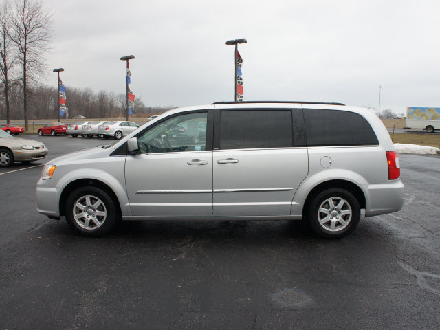 Chrysler Town and Country 2012 photo 1