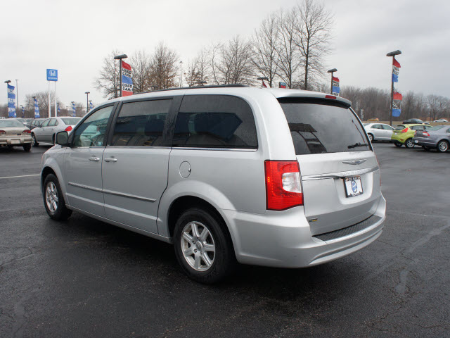 Chrysler Town and Country 2012 photo 2