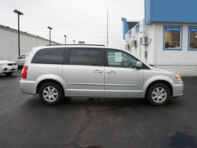 Chrysler Town and Country 2012 photo 3