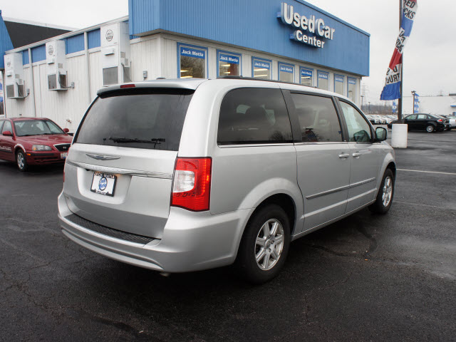 Chrysler Town and Country 2012 photo 4