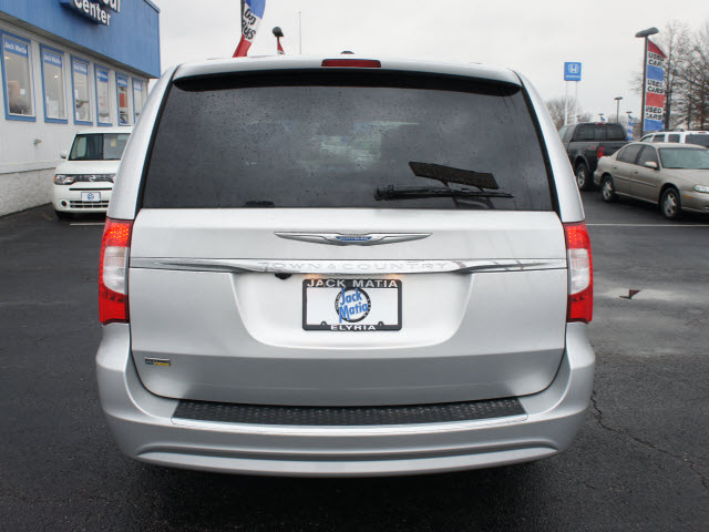 Chrysler Town and Country 2012 photo 5