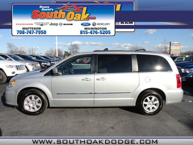 Chrysler Town and Country 2012 photo 1