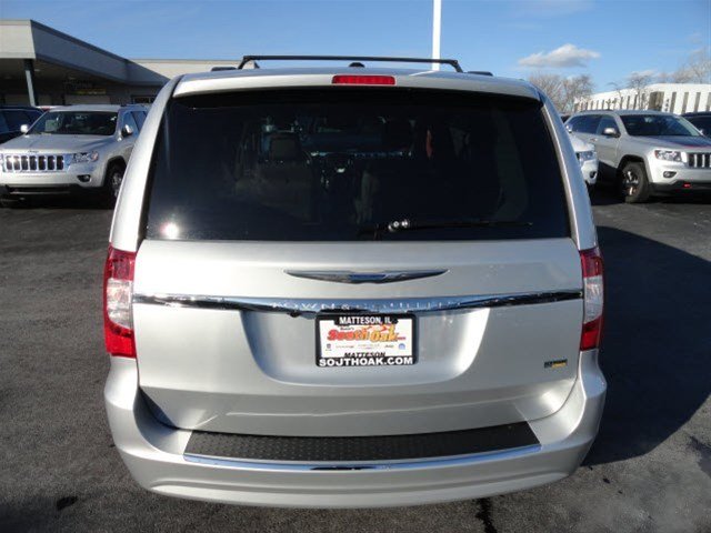 Chrysler Town and Country 2012 photo 5