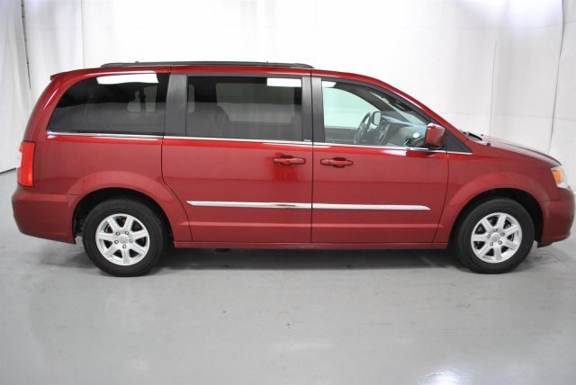 Chrysler Town and Country 2012 photo 1