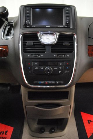 Chrysler Town and Country 2012 photo 2