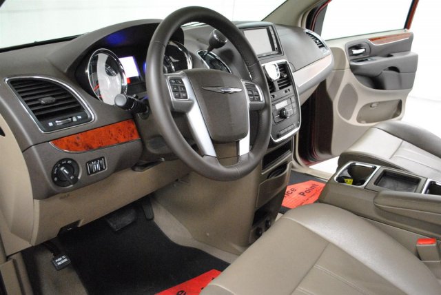 Chrysler Town and Country 2012 photo 4