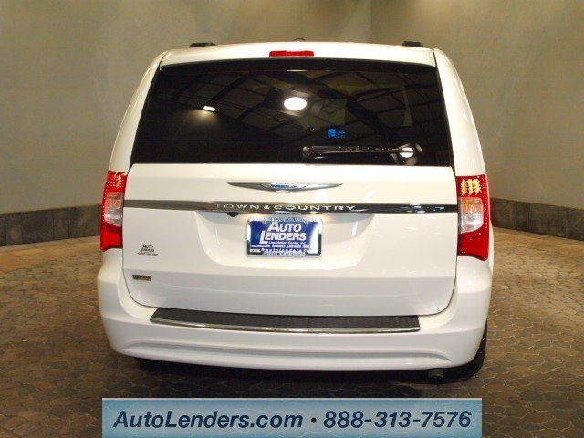 Chrysler Town and Country 2012 photo 2
