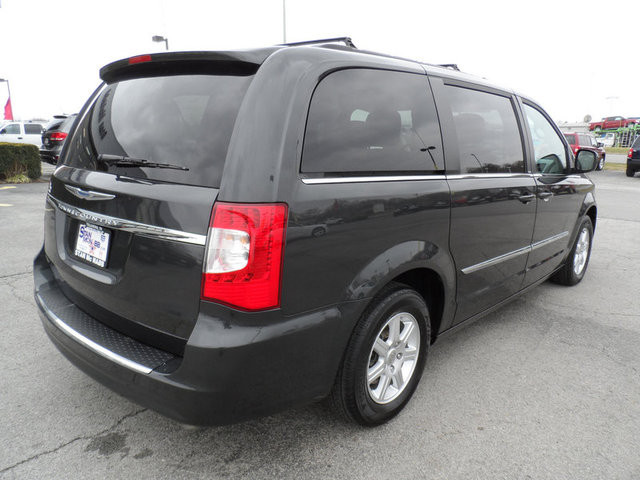 Chrysler Town and Country 2012 photo 1