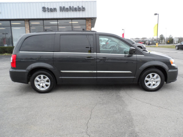 Chrysler Town and Country 2012 photo 2