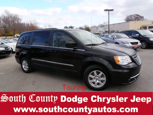 Chrysler Town and Country 2012 photo 2