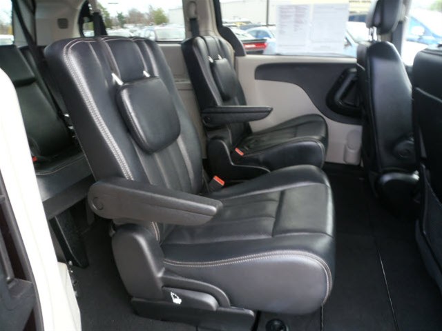 Chrysler Town and Country 2012 photo 3